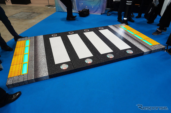 「スマートシティ推進EXPO」に展示されたアトラス埋込型信号機の「埋込型信号」