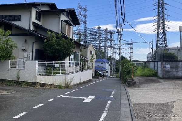 小金井市道573号線、二枚橋の坂（上から）