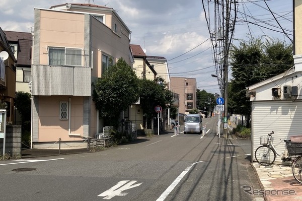 狭い道、制限1.7m！　荒玉水道道路：世田谷区喜多見5丁目。奥が高円寺方面