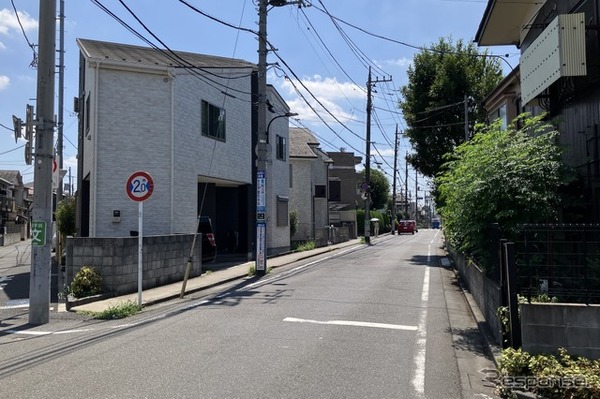 狭い道、制限2.0m！　荒玉水道道路：杉並区永福2丁目（向かって左）～3丁目（向かって右）。奥が砧浄水場方面
