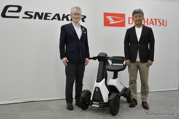 ダイハツ工業の井上雅代表取締役社長（向かって右）と製品企画部プロジェクト責任者、鐘堂信吾氏