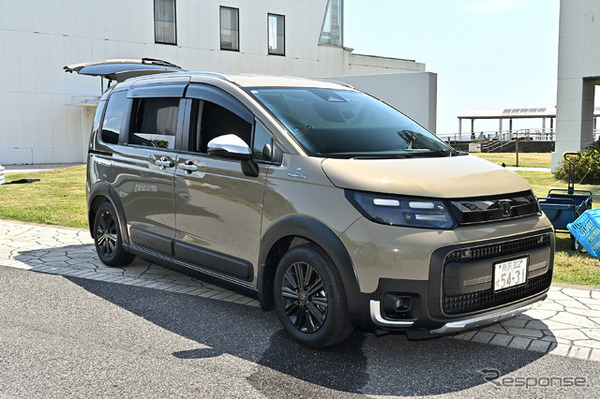 車中泊仕様のe:HEV CROSSTAR