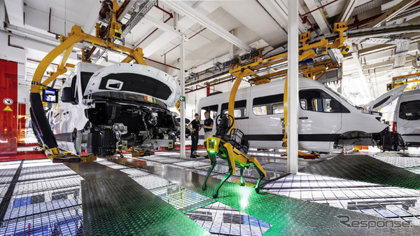 メルセデスベンツが独デュッセルドルフ工場にロボット犬「アリス」導入