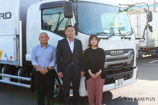 いすゞ自動車九州株式会社 中澤銀次氏（アフターサービス本部）、光増亮氏（営業本部）、山口晴香氏（営業本部 営業推進室）