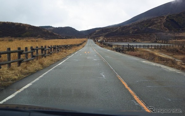 地震で道路のアンジュレーションはちょっときつめに。