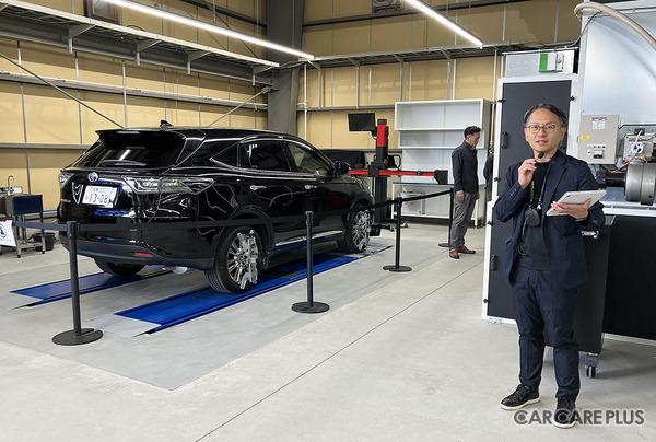 株式会社ANEST IWATA A.I.Rの鈴木芳幸代表取締役が「エーミング」エリアとして、四輪アライメントテスターを紹介