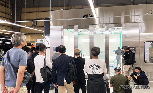 水性塗料での塗装実演には、鈑金塗装事業者など来場者の注目を集めた