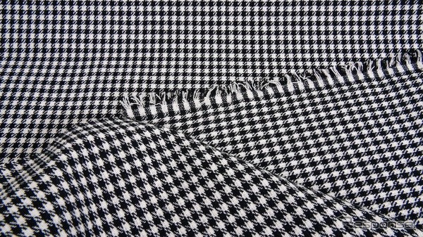 ポルシェが歴史的シート生地を復刻