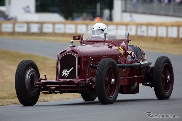 ヒストリックカーイベントでのアルファロメオ8C 2300。カバリーノ・ランパン手が描かれている