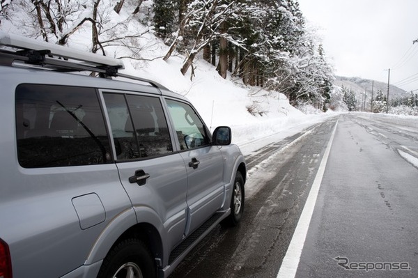凍結路面（イメージ）