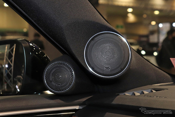市販カースピーカーの装着例（モレル＆アークオーディオ デモカー）。