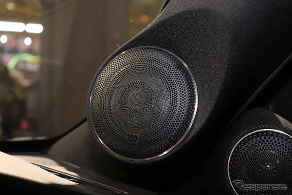 市販カースピーカーの装着例（モレル＆アークオーディオ デモカー）。