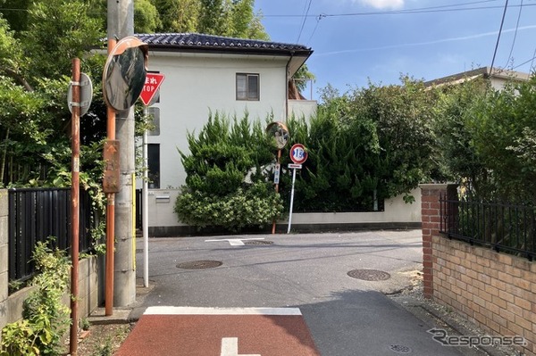 狭い道！ 制限1.5mの都道11号、画面手前～右折