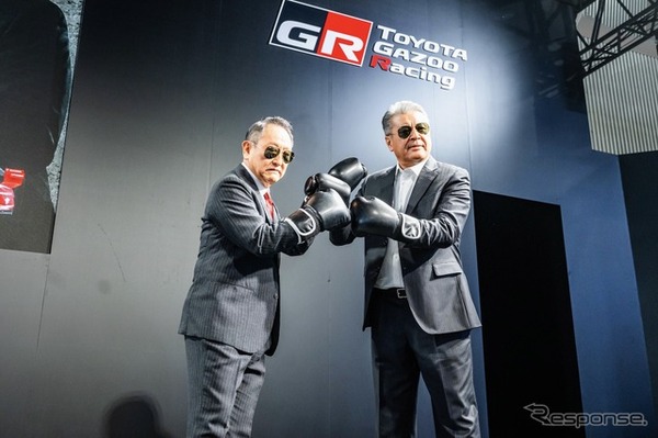 豊田会長（向かって左）と中嶋副社長が拳を交える（東京オートサロン2026）