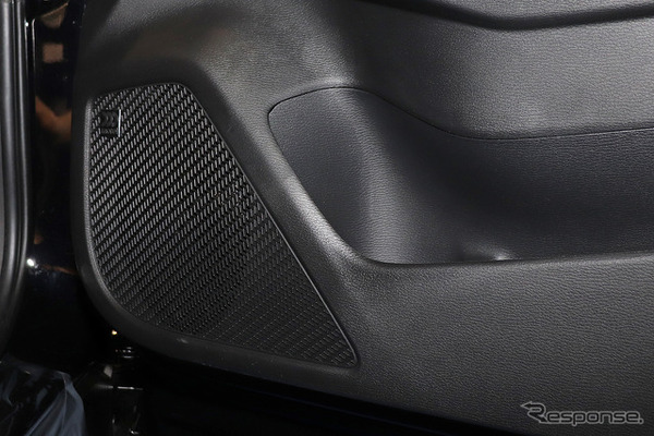 市販カースピーカーの装着例（モレル＆アークオーディオ デモカー）。