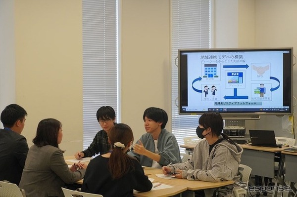 グループワークに取り組む学生