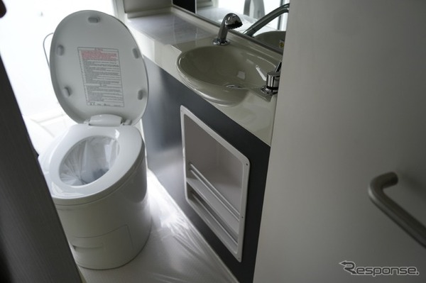 カセット型充電式リチウムバッテリーを搭載した可搬型無水トイレ「フロイキャンプ スマート無水トイレ コンフォート」