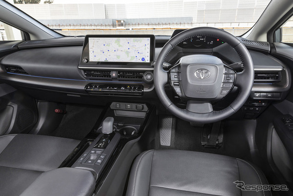 「カープレイ」に対応した純正メインユニットが搭載された市販車のインテリアの一例（トヨタ・プリウス）。