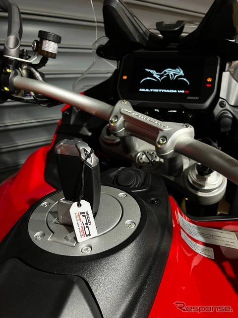 トリコローレを刻印した100周年記念デザインのチャーム