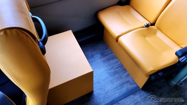 通常のバスの約２倍、広々とした足元スケースを実現、カーテンやシートは防水防臭抗菌仕様