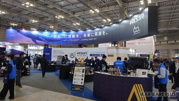 部品メーカーから整備工場の“伴走者”へー。アイシンが初披露した「新型故障診断機」と「Amazonとの連携サービス」…IAAE2026