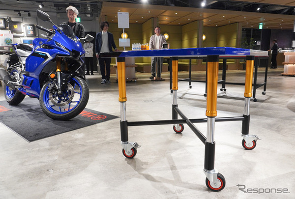 塗装テーブル（R25モデル）の脚には本物のフロントフォークを採用
