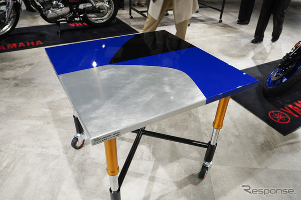 塗装テーブル（R25モデル）のデザインはR25のデザインスケッチがモチーフ