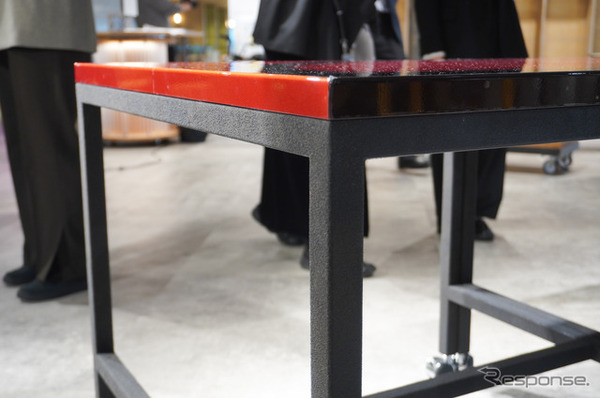 テーブルの脚には鋳造の際に使われる「中子砂」を吹き付けている