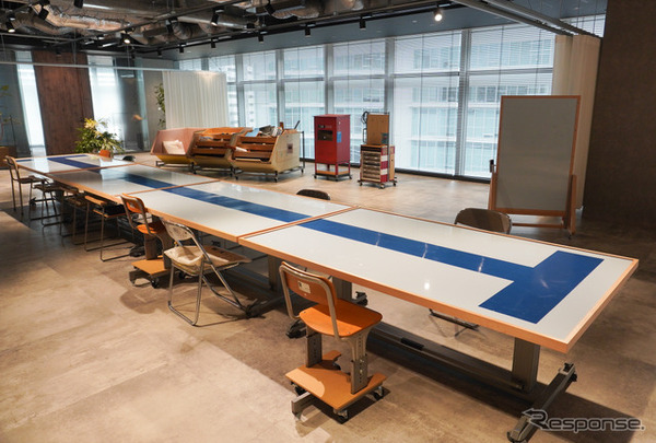 FRPプールの廃材からできたテーブルの天板