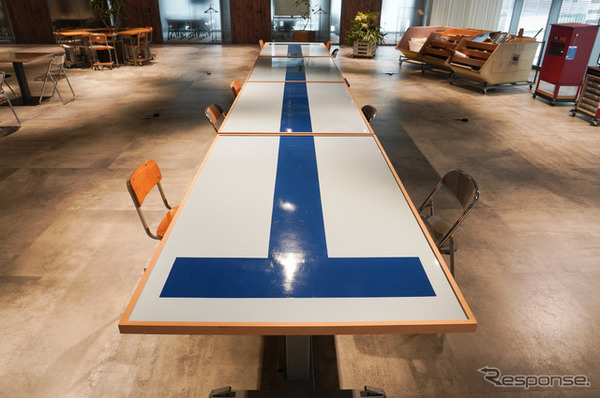 FRPプールの廃材からできたテーブルの天板