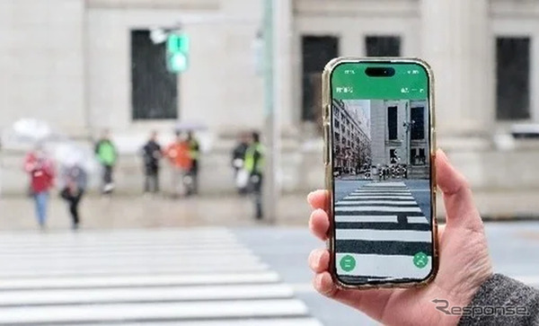 カメラ情報をもとに、AIが信号機の色を判別し、音声で横断可能なタイミングを案内するスマートフォンアプリ