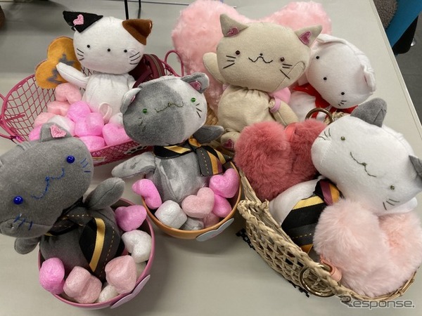 車内に飾るMKドライバーの手袋で作った手作り猫