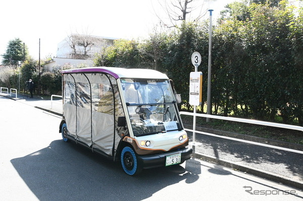 荻外荘公園前。サイズが小さいグリーンスローモビリティは住宅街の狭い道でも交通障害にならない