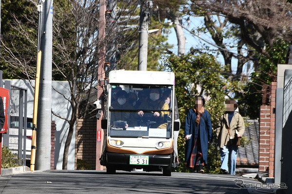 住宅街を走るグリーンスローモビリティ