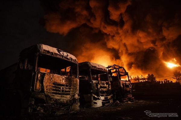 米・イスラエルの攻撃の後、炎上するイラン、テヘランの石油備蓄施設（3月8日）