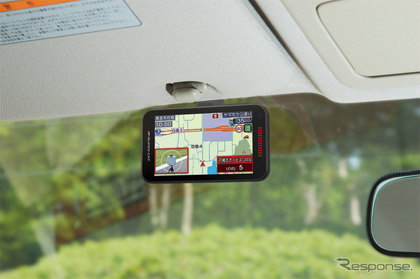 宙づり取り付けステーも付属しフロントガラスと天井のすき間に取り付け可能