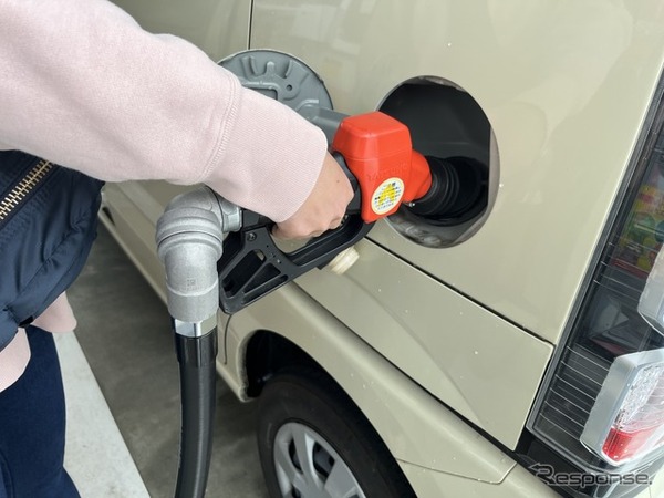 ガソリン給油（イメージ）