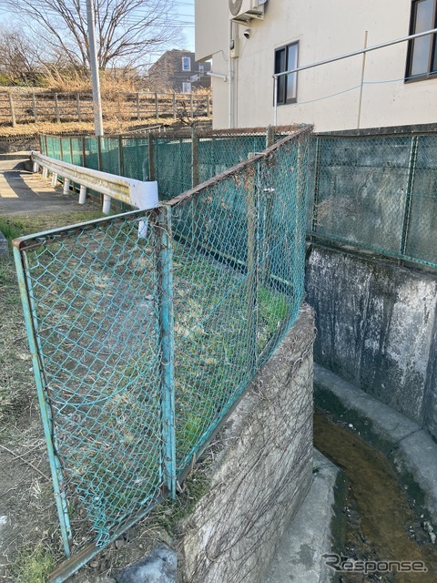 写真の左奥がガード