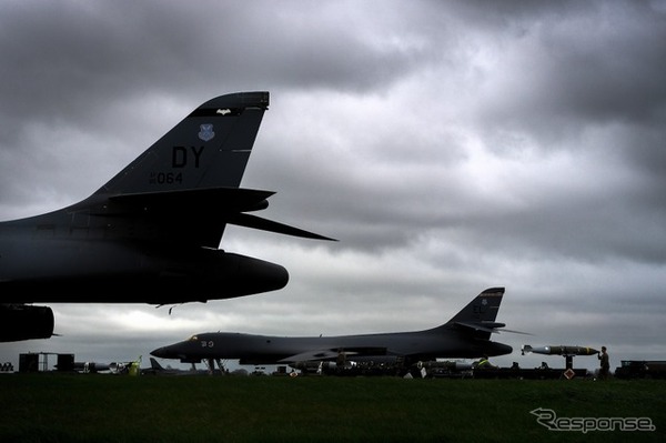 在英米軍基地でイラン爆撃を準備するB-1Bランサー。おそらく統合直接攻撃キットを装着した地中貫通爆弾を搭載すると思われる