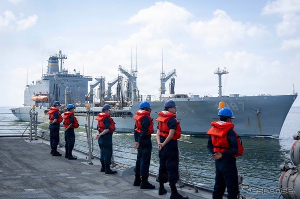 海上給油の準備をする米海軍ミサイル駆逐艦、デルバート・D. ブラック。写真奥は給油艦、ヘンリー・J. カイザー（3月3日、地中海）
