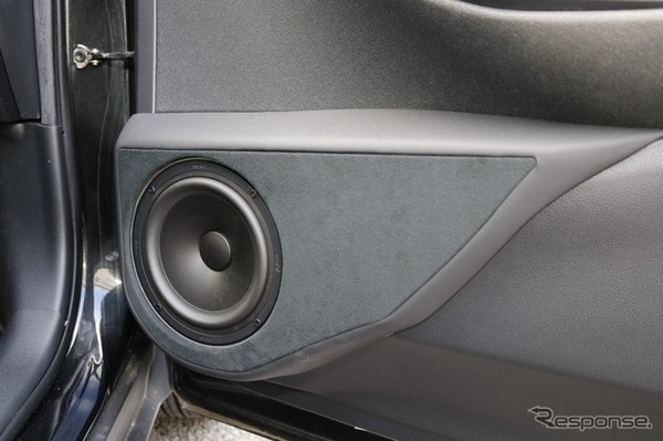 ドアポケットやドリンクホルダーを内包する形で作られたアウターバッフル。ミッドバスのパフォーマンスを存分に発揮させている。