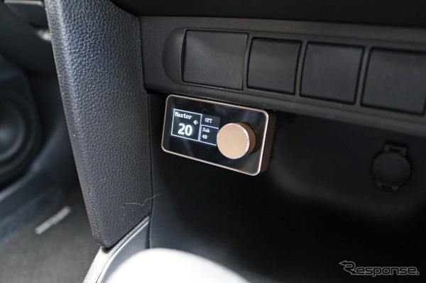 DSPアンプであるPPlug&Play1080のコントローラーは操作性を考えてセンタークラスター下部にシンプルに取り付けられている。