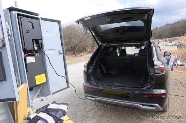 『アウトランダーPHEV』から信号機へ給電