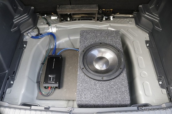 ラゲッジのフロアパネルを外すとフロア下からサブウーファーとパワーアンプが現れる、シンプルなレイアウトとした。