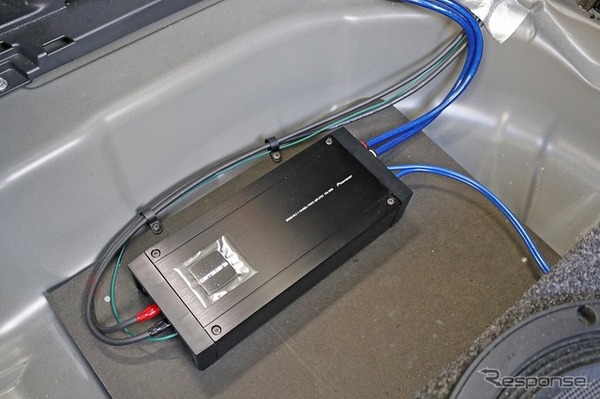 サブウーファー用のパワーアンプにはカロッツェリアの小型パワーアンプであるPRS-D800を採用した。