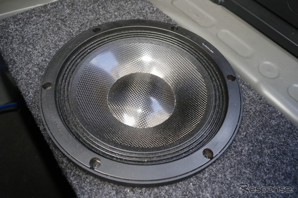 サブウーファーユニットはカロッツェリアのTS-W1000RSをチョイス。定評のあるユニットで厚みとスピード感のある低音を再生。
