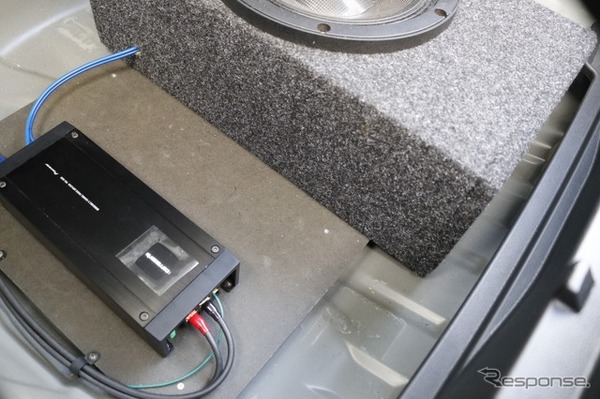 サブウーファーのエンクロージャーとパワーアンプの下をのぞき込むとしっかりしたパネルでベースを補強しているのがわかる。