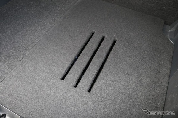 サブウーファーの振動板の上部にはこの通りのスリットが施されている。ボードを被せていても音抜けを考慮した設計。