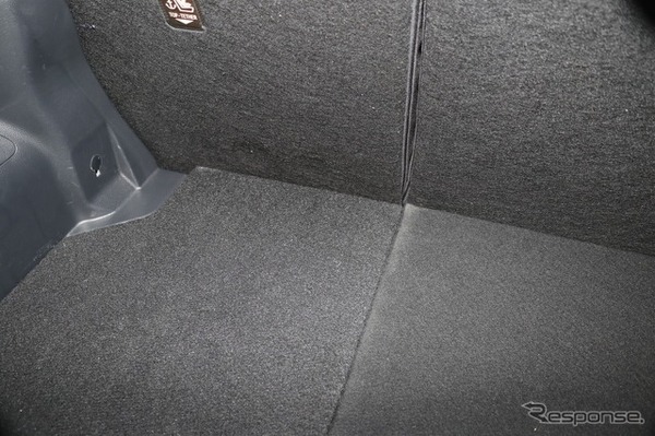 よく見るとフロアボードは左右で2分割されている。右側を取り外すことでサブウーファーのサウンドを引き出すアレンジも可能。