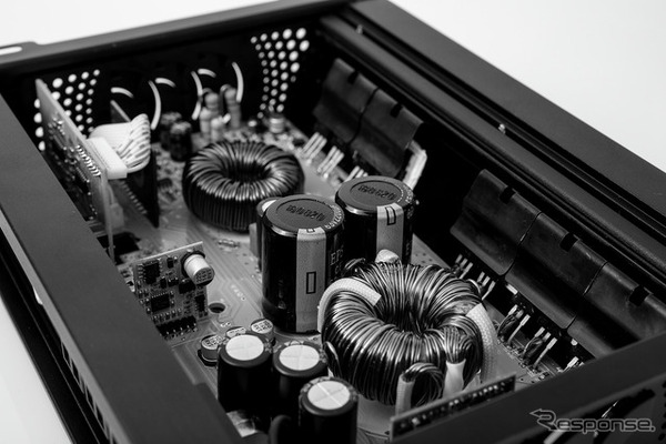 「外部パワーアンプ」の一例（モレル・MPS シリーズ）。